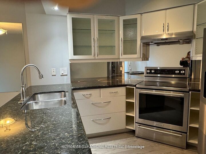 Property Photo:  909 Bay Street 905  ON M5S 3G2 
