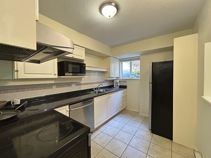 Property Photo:  412 Twelfth Street 104  BC V3M 6R2 