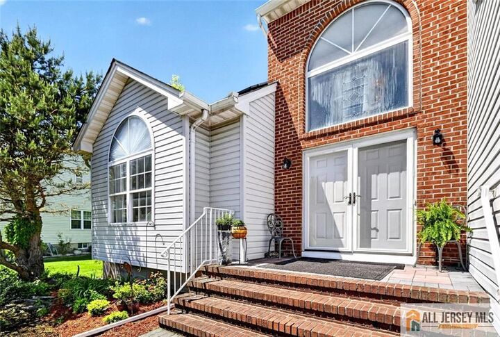 Property Photo:  28 Glynn Court  NJ 08859 