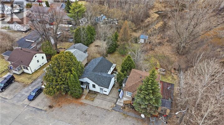 Property Photo:  407 Noble Street  ON P3C 3R9 