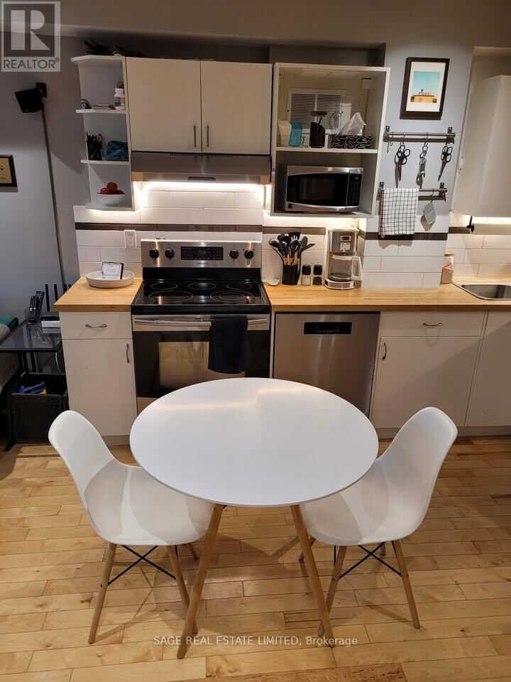 Property Photo:  108 Pearson Avenue Upper  ON M6R 1G5 