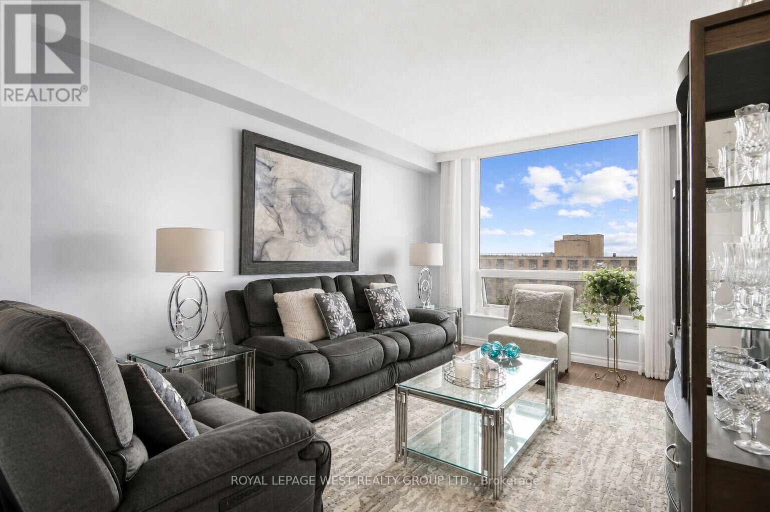Property Photo:  326 Major Mackenzie Drive East 805  ON L4C 8T4 