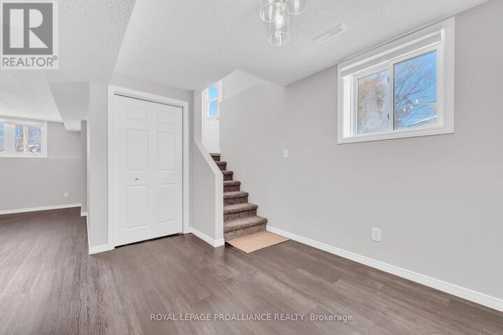 Property Photo:  25 Metcalfe Street B  ON K8V 6S9 