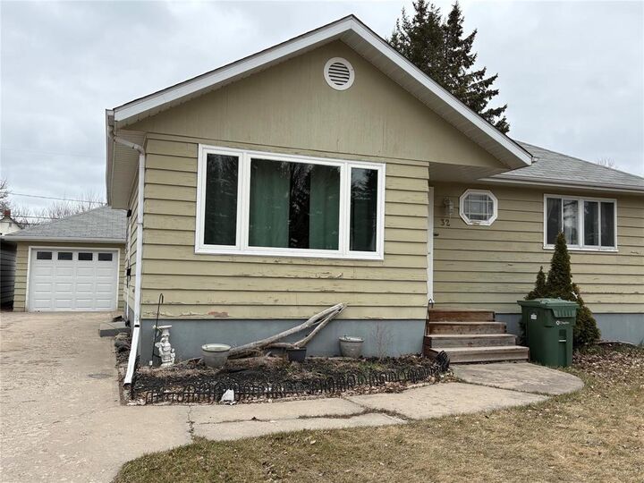 Property Photo: 32 7th Avenue Southeast MB R7N 2E1