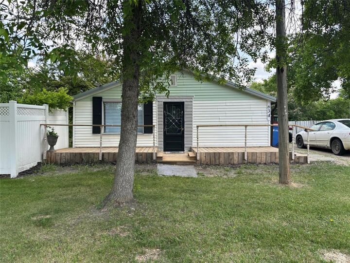 Property Photo:  634 Broadway Avenue  MB R0K 1G0 