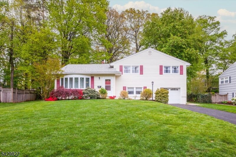 Property Photo:  10 Ridge Way  NJ 07023 
