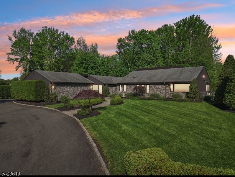 Property Photo:  15 Laurie Ct  NJ 07076 
