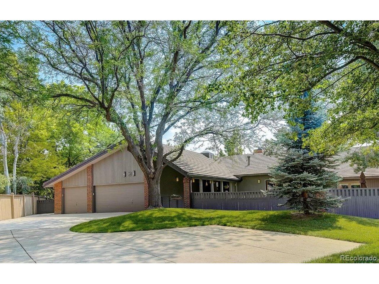 Property Photo: 27 Beacon Hill Ln CO 80111