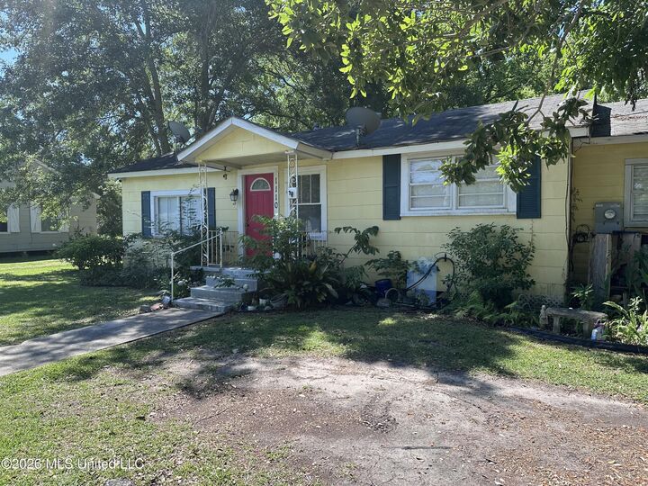 Property Photo:  1110 Live Oak Avenue  MS 39567 
