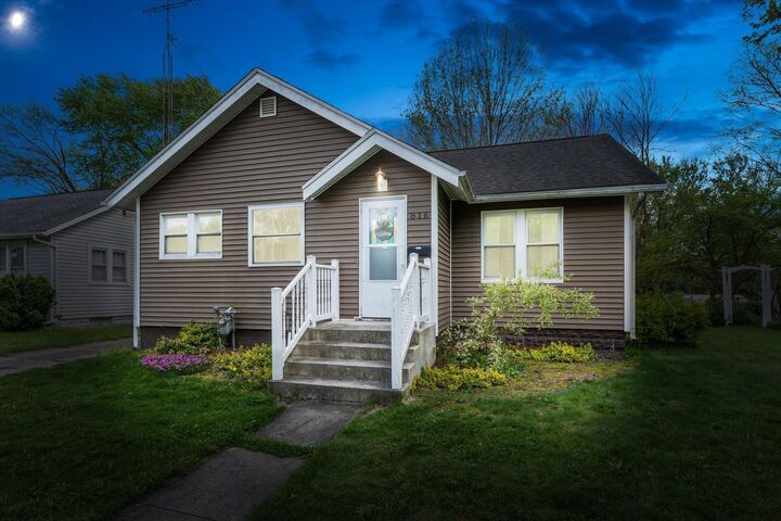 Property Photo:  816 Burns Street  MI 49120 