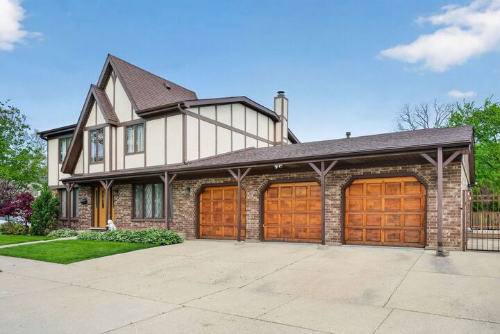 Property Photo:  1152 E Walnut Avenue  IL 60016 