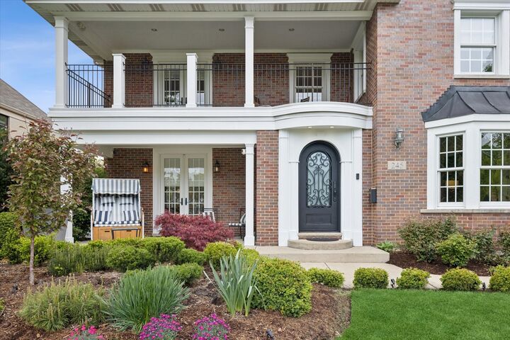 Property Photo: 245 W Winthrop Avenue IL 60126