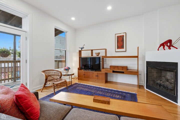 Property Photo:  1820 W Superior Street 2R  IL 60622 