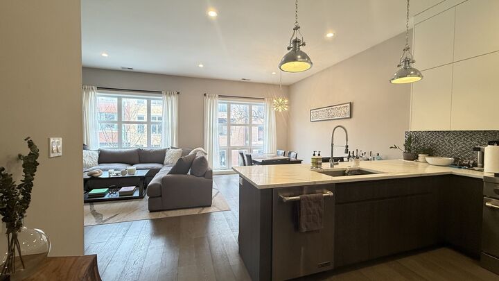 Property Photo:  2930 N Lincoln Avenue 2  IL 60657 
