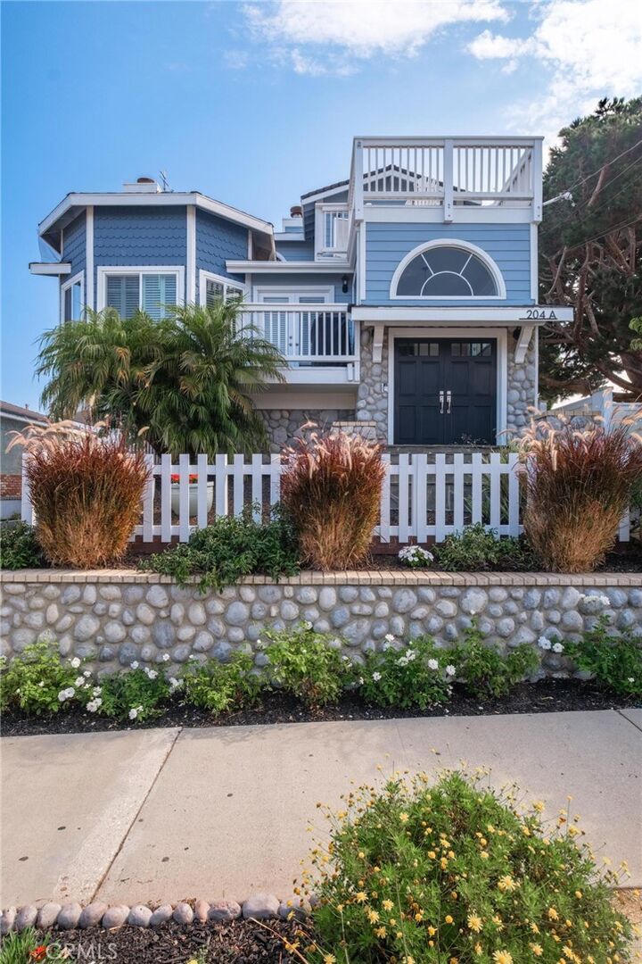 Property Photo:  204 N Lucia  CA 90277 