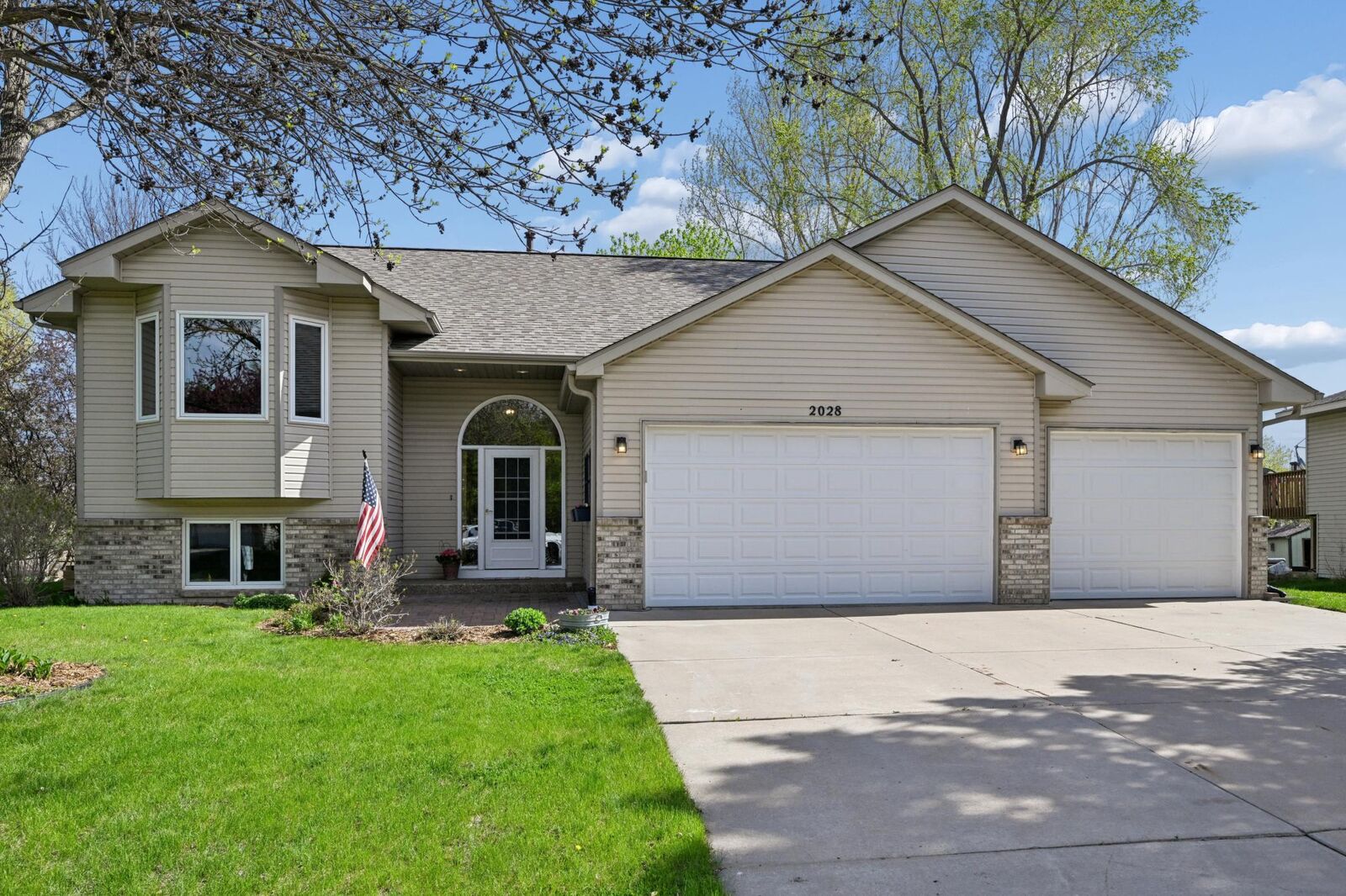 Property Photo:  2028 Meadow Street  MN 55322 