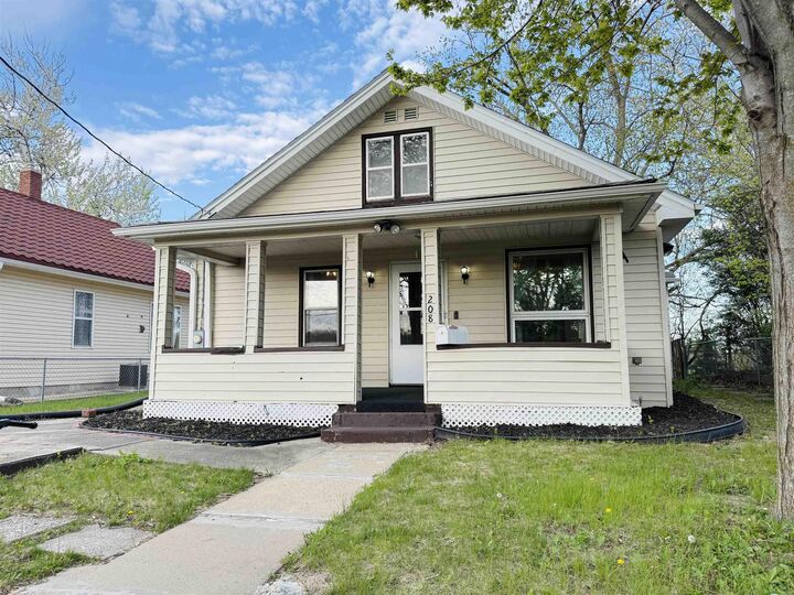 Property Photo:  208 S Leonard St  IA 51103 