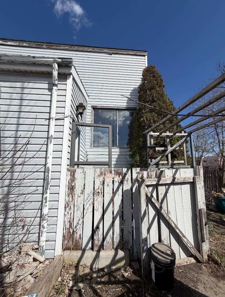 Property Photo:  1210 53 Street SE  AB T2A 1V7 