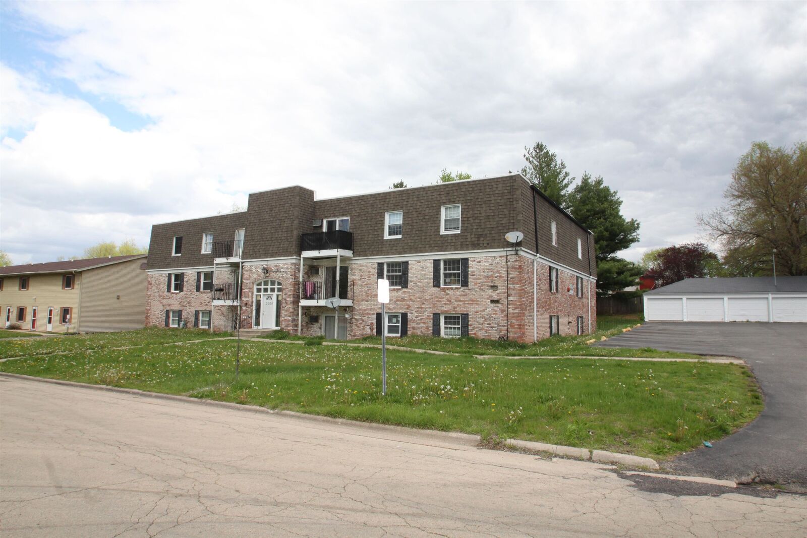 Property Photo: 3050 Jacqueline Dr #1 IL 61109