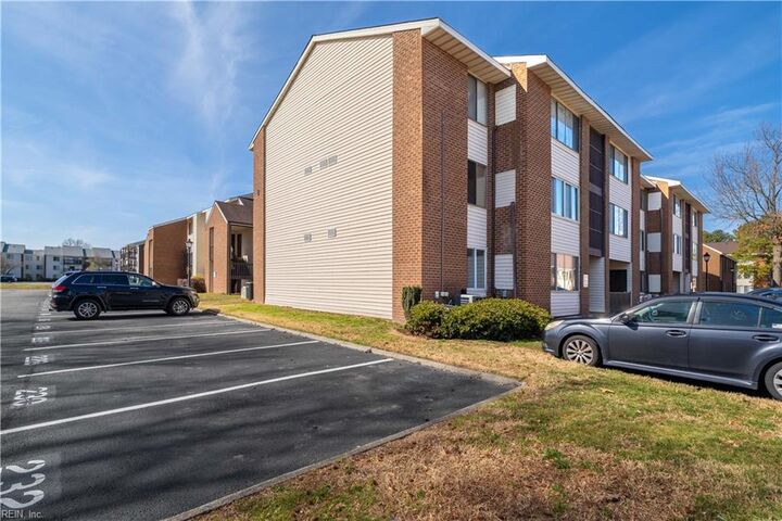 Property Photo:  224 Pacific Dr 8  VA 23666 
