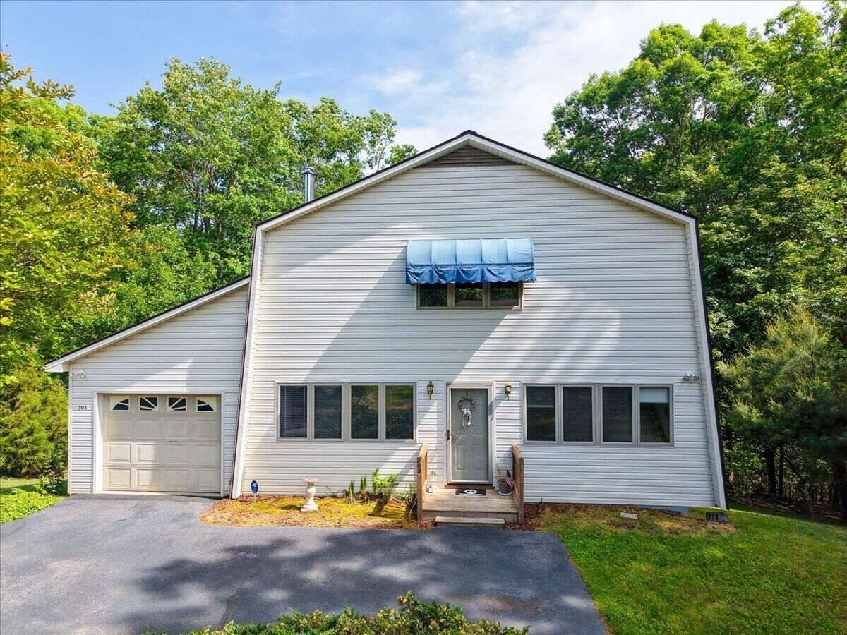 Property Photo:  303 Oak Ridge Dr  VA 24055 