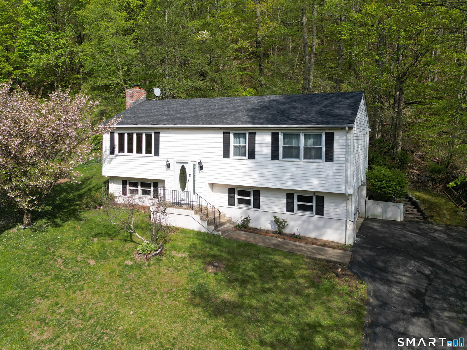 Property Photo:  102 Metacomet Road  CT 06062 