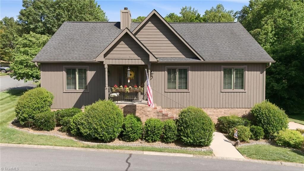 Property Photo:  601 Ridgehaven Drive  NC 27104 