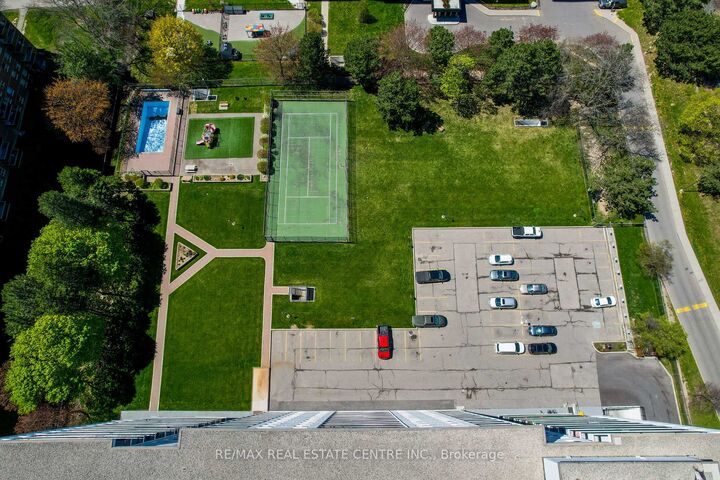Property Photo: 1100 Caven Street 704 ON L5G 4N3
