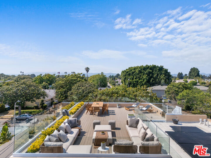 Property Photo:  11622 Charnock Rd  CA 90066 