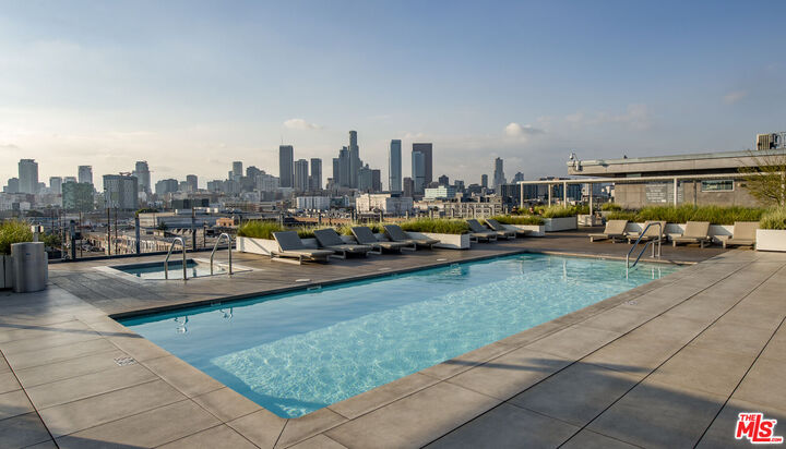 Property Photo:  527 Molino St  CA 90013 