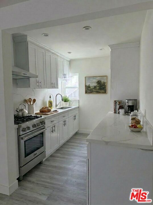 Property Photo:  10218 Darby Ave  CA 90303 