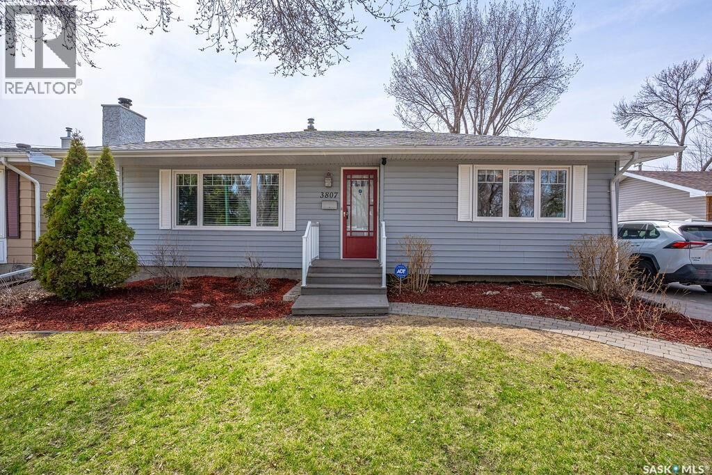 Property Photo:  3807 Lakeview Avenue  SK S4S 1H3 