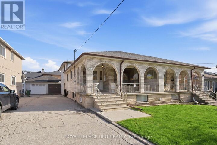 Property Photo:  39 Dovehouse Avenue  ON M3J 1A3 