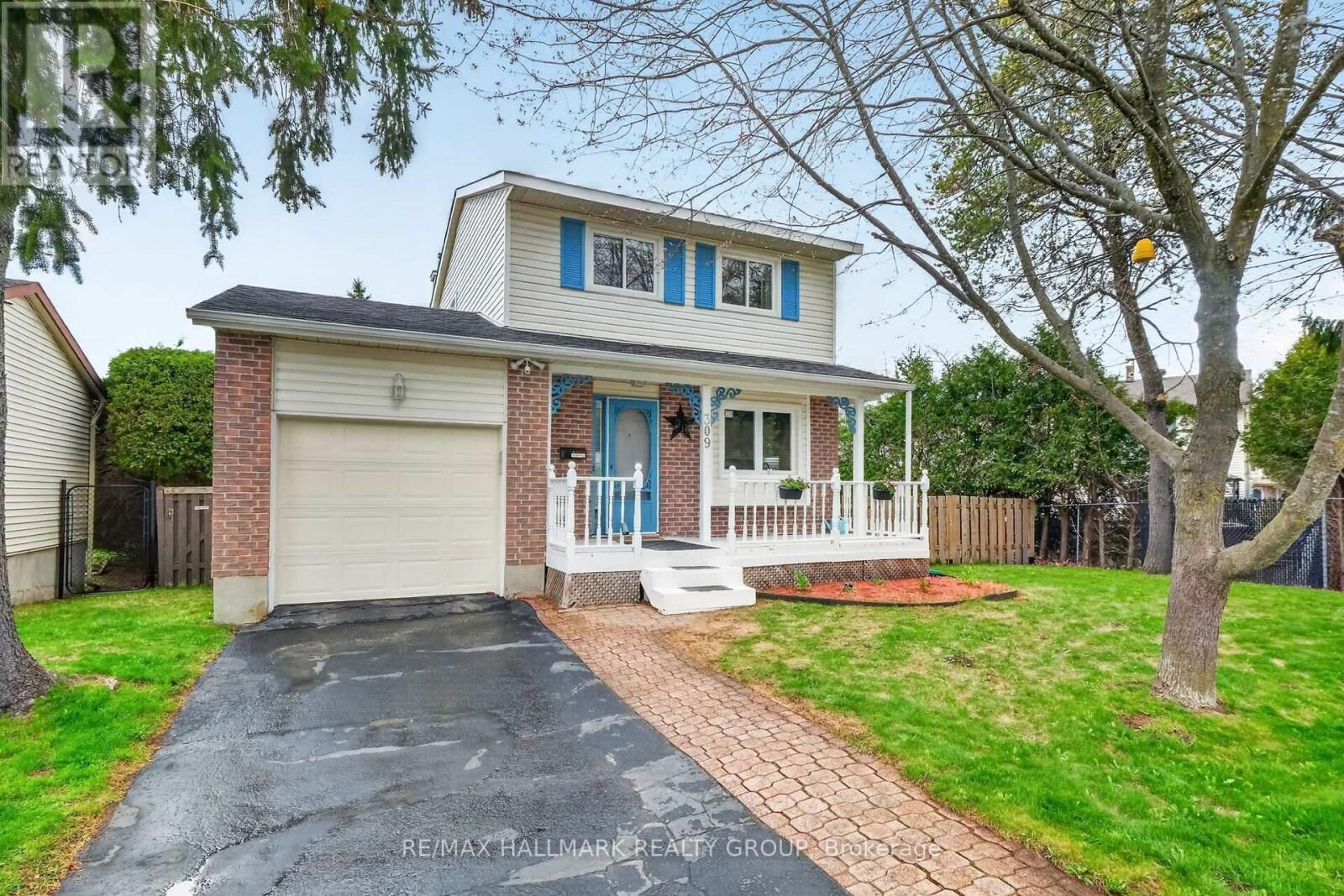 Property Photo:  309 Des Epinettes Avenue  ON K1E 2P1 