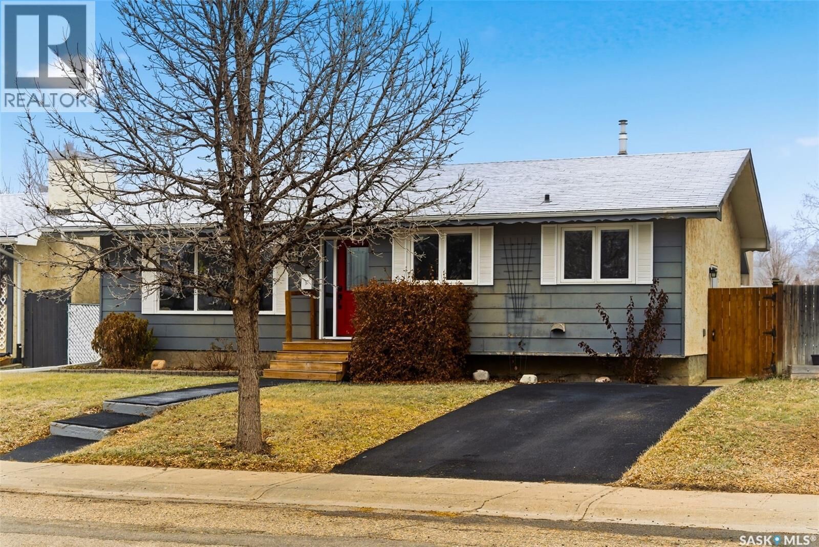 Property Photo:  10 Hayes Crescent  SK S4X 1B2 