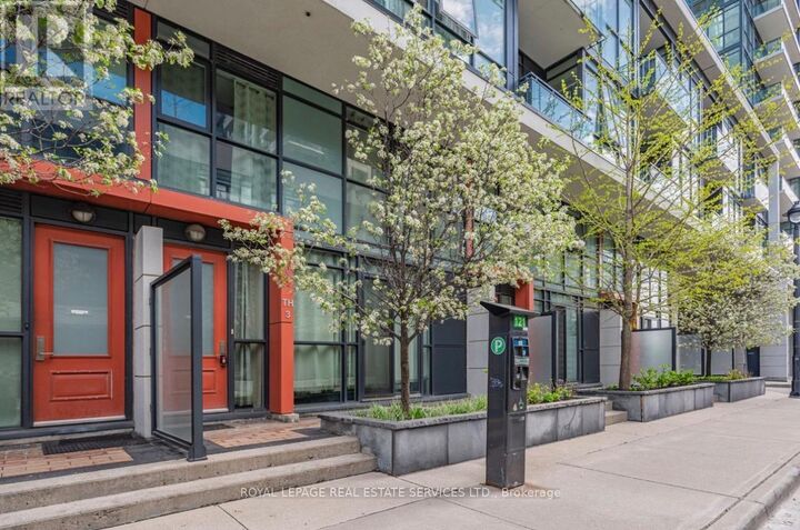 Property Photo:  4065 Brickstone Mews Th3  ON L5B 0G3 