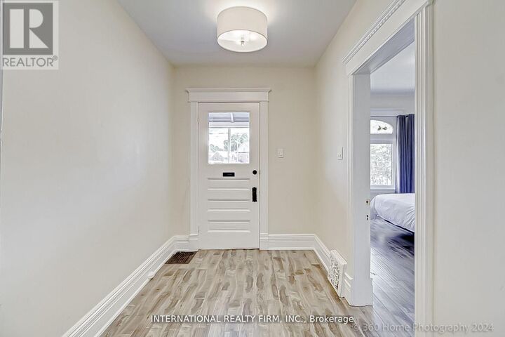 Property Photo:  304 Innisfil Street  ON L4N 3G3 