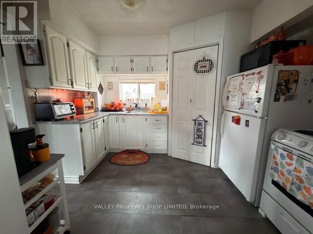 Property Photo:  715 Mary Street  ON K8A 5X8 