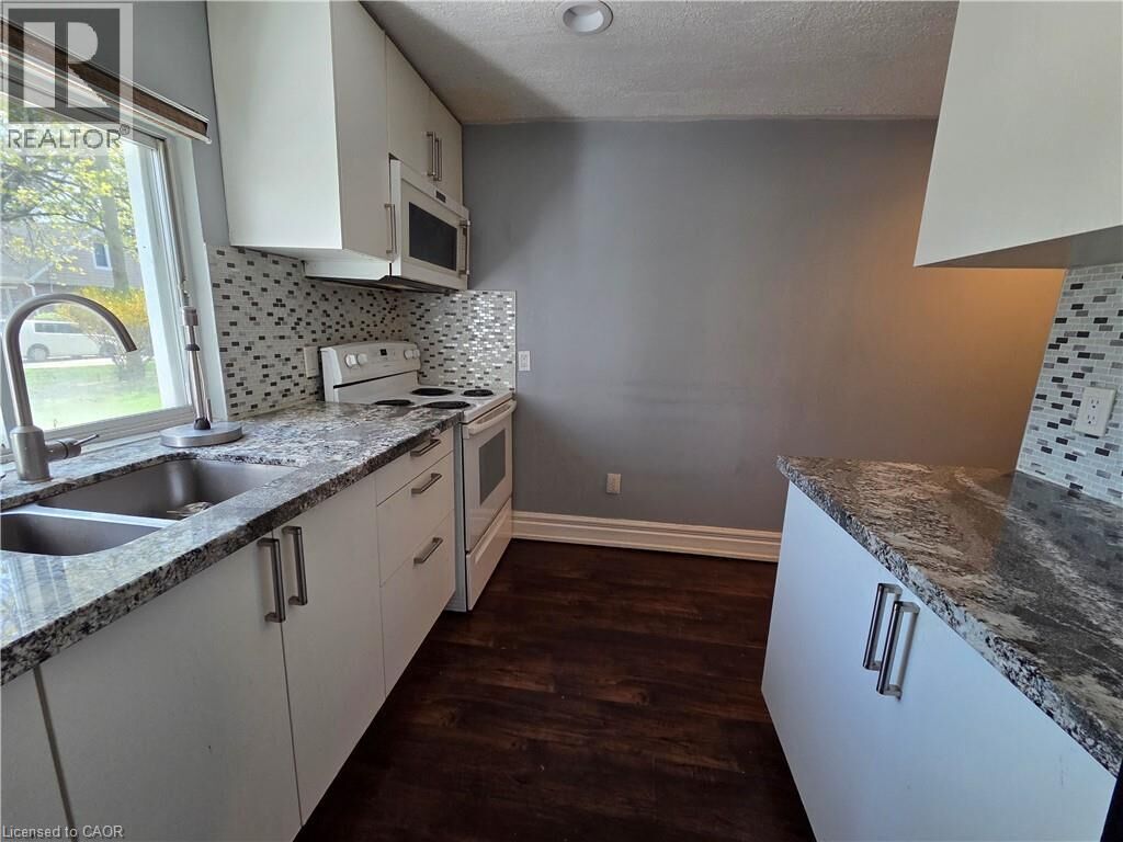 Property Photo:  2021 Edinburgh Drive 2  ON L7R 2C8 