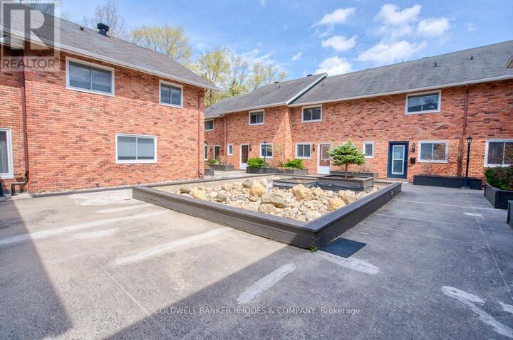 Property Photo:  215 Mackay Street 9  ON K1M 2B6 