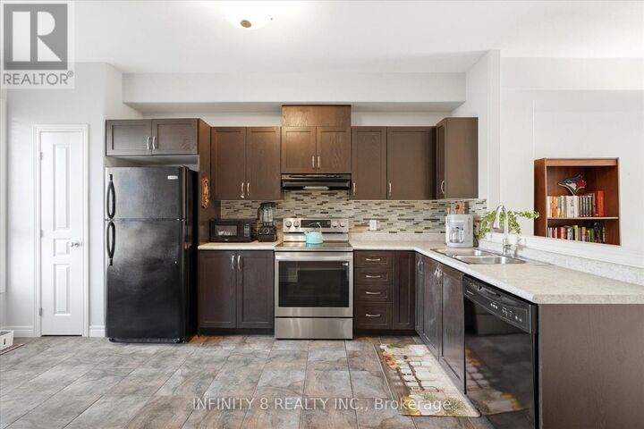 Property Photo:  8 Hemlock Way East 47  ON L3M 0B5 