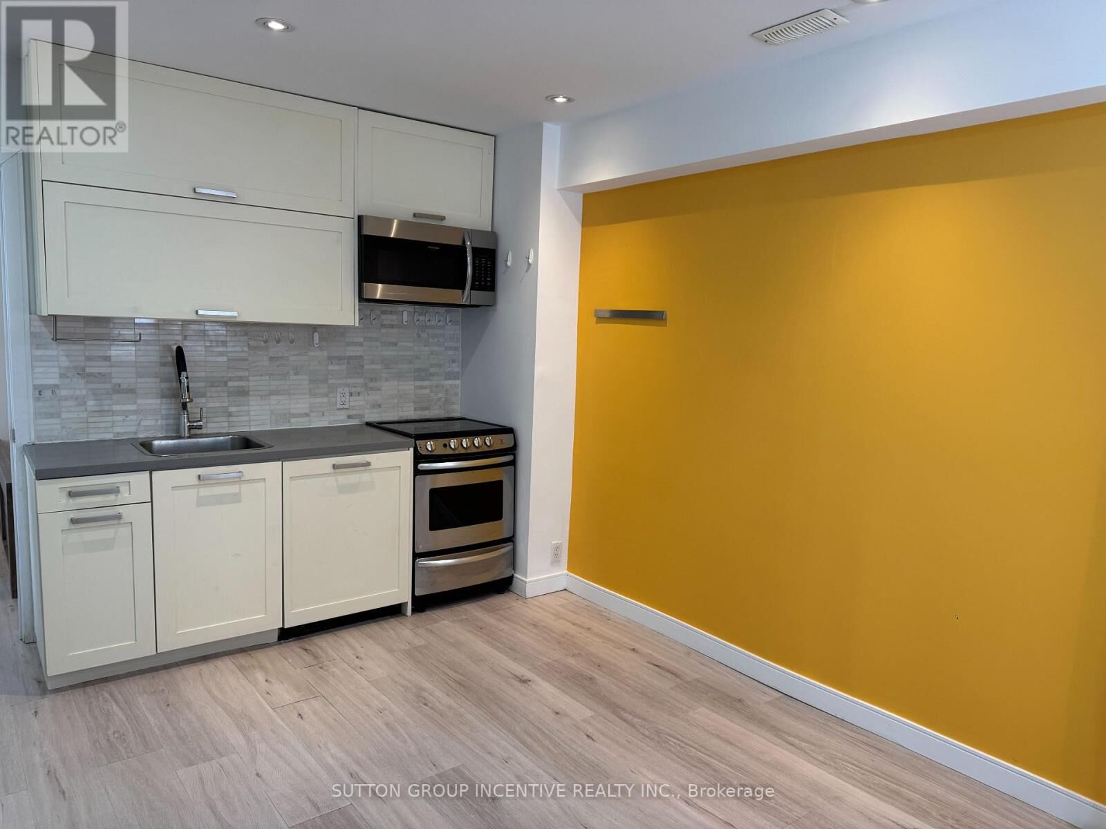 Property Photo:  233 Ellerslie Avenue Lower 1  ON M2N 1Y3 