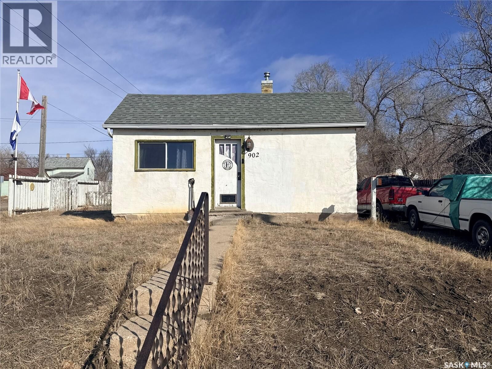 Property Photo:  902 Fairford Street E  SK S6H 0G5 