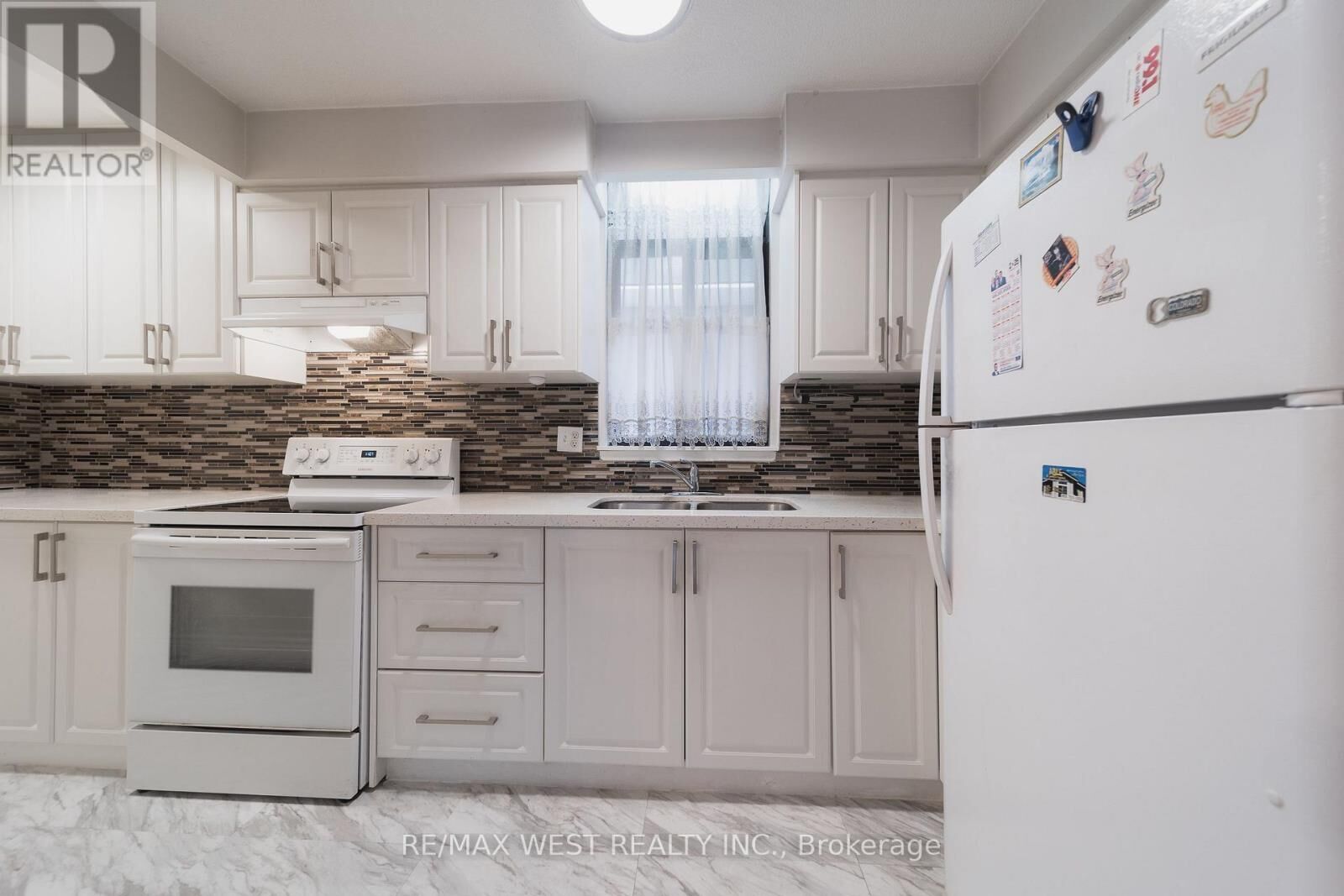 Property Photo:  50 Old Kingston Road 1-202  ON M1E 4Y1 