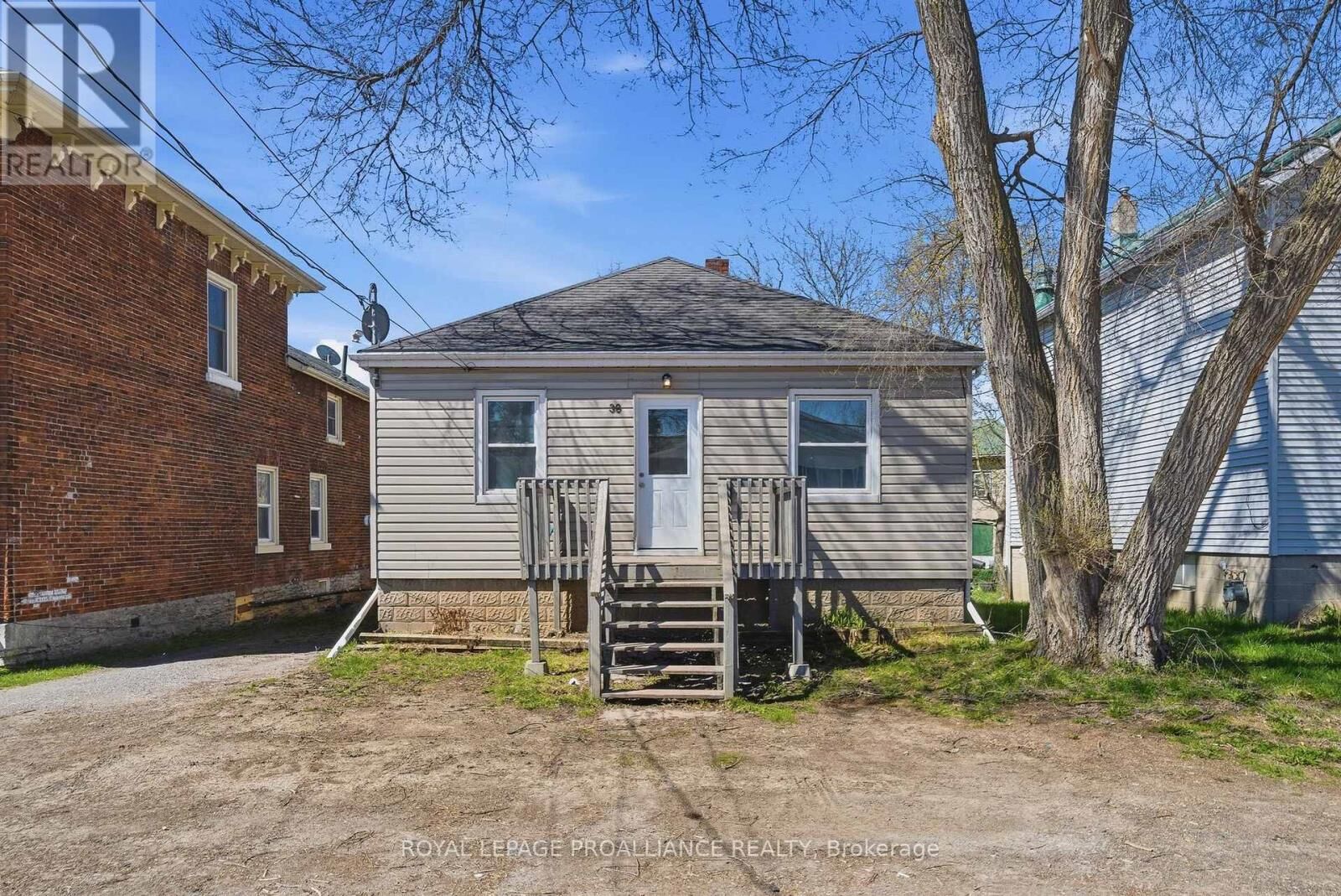 Property Photo:  38 Oak Street  ON K8N 3S8 