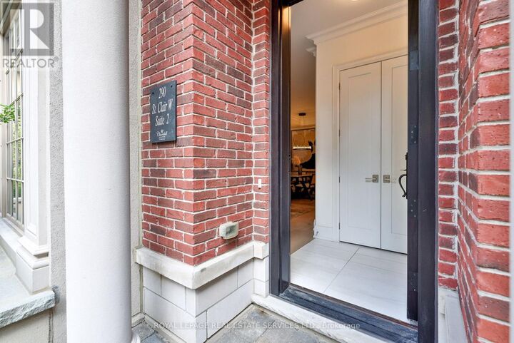 Property Photo:  290 St Clair Avenue West Th2  ON M4V 1S3 