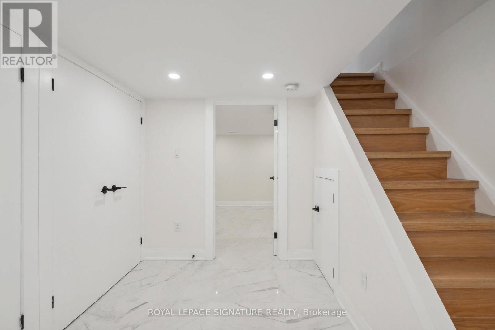 Property Photo:  36 Tennis Crescent Lower  ON M4K 1J3 