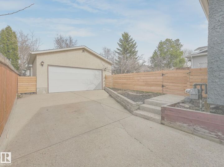 Property Photo:  37 Woodstock Drive  AB T8A 4C4 