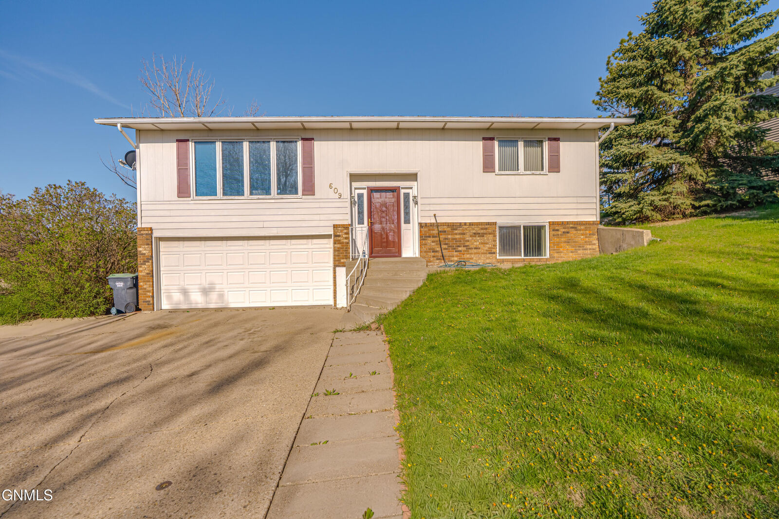 Property Photo:  609 16th Avenue NW  ND 58554 