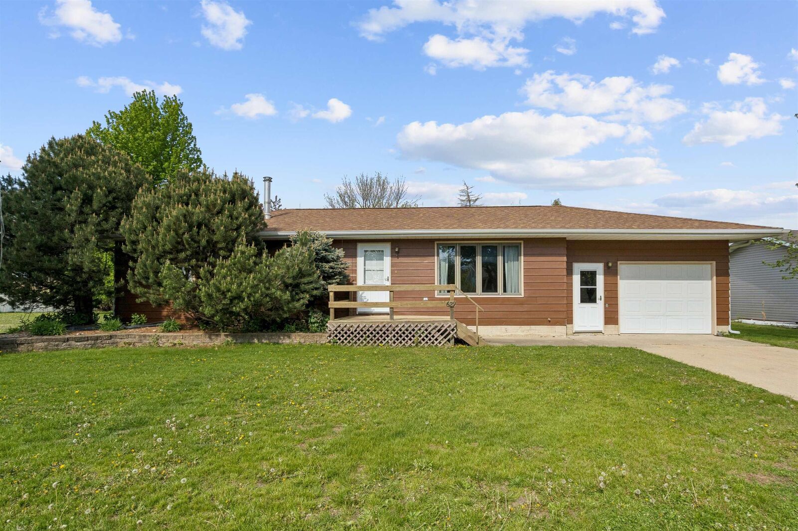 Property Photo:  629 West Street  IA 50666 